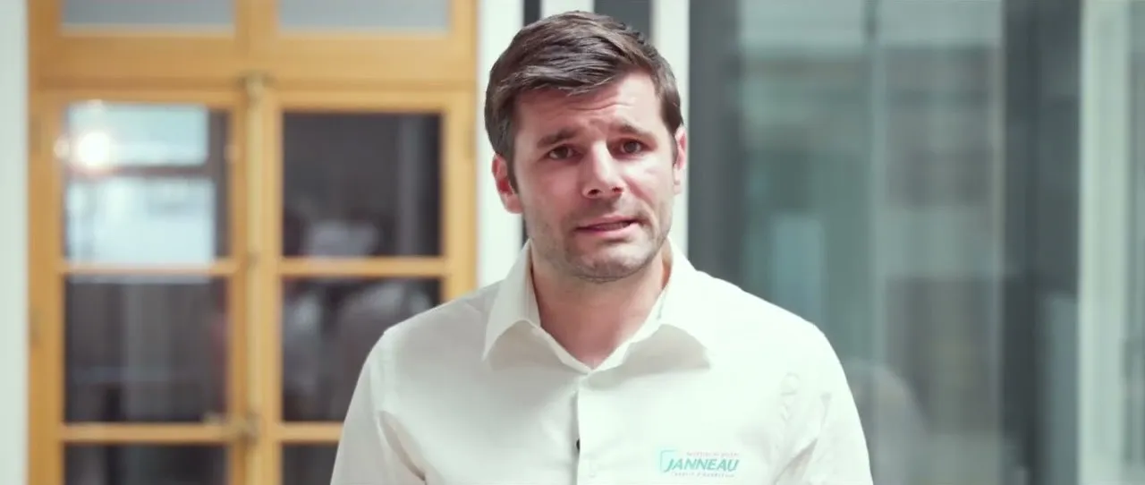 Un collaborateur du Groupe Janneau en interview dans les locaux de l’entreprise.